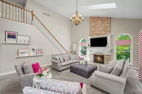 Living - 579 Ridgestone Dr, Cincinnati, OH 45255 photo 2 of 3