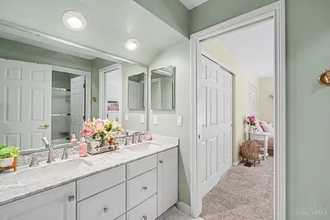 Bath - 579 Ridgestone Dr, Cincinnati, OH 45255 photo 5 of 6