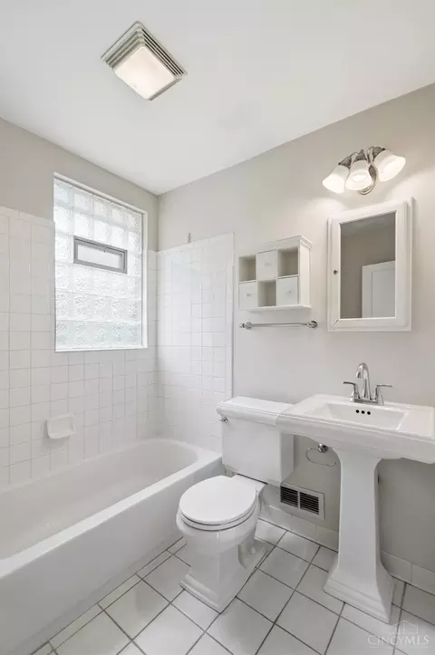 Bath - 3926 Oakpark Pl, Cincinnati, OH 45209 photo 2 of 3