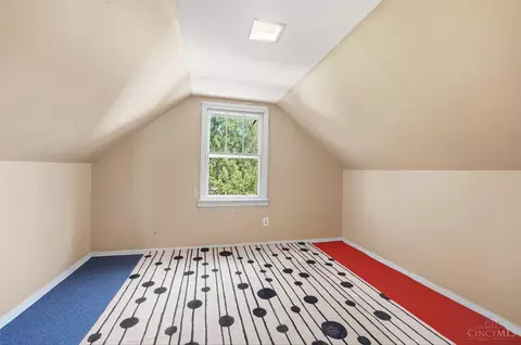 Bedroom - 4 Gambier Cir, Greenhills, OH 45218 photo 9 of 10