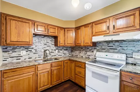 Kitchen - 4 Gambier Cir, Greenhills, OH 45218 photo 2 of 5