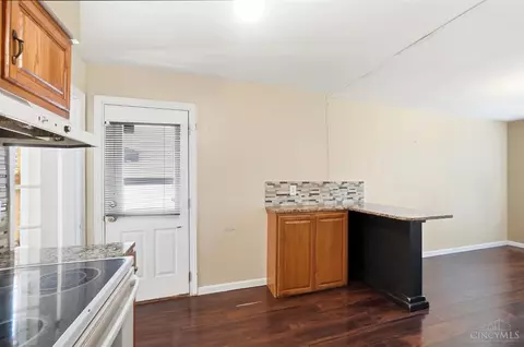 Kitchen - 4 Gambier Cir, Greenhills, OH 45218 photo 3 of 5
