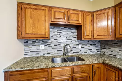 Kitchen - 4 Gambier Cir, Greenhills, OH 45218 photo 4 of 5