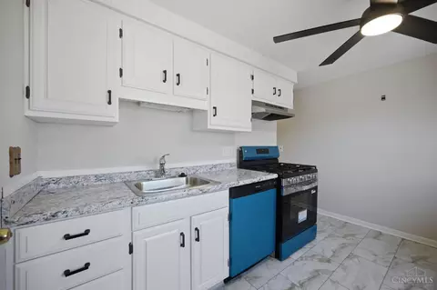 Kitchen - 1701 Centerridge Ave, Cincinnati, OH 45231 photo 3 of 5