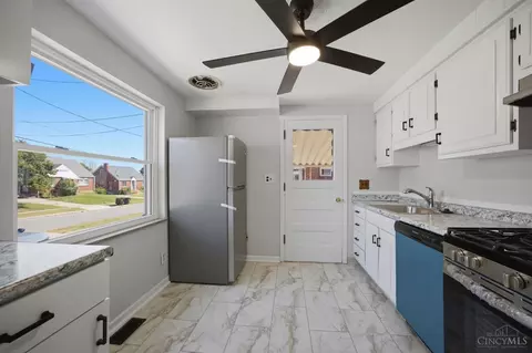 Kitchen - 1701 Centerridge Ave, Cincinnati, OH 45231 photo 2 of 5