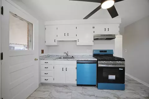 Kitchen - 1701 Centerridge Ave, Cincinnati, OH 45231 photo 4 of 5