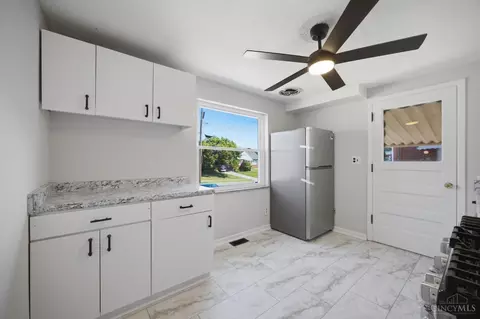 Kitchen - 1701 Centerridge Ave, Cincinnati, OH 45231 photo 5 of 5