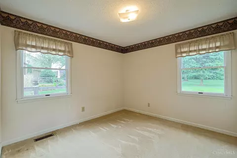 Bedroom - 1902 Sandcliff Dr, Cincinnati, OH 45255 photo 3 of 6