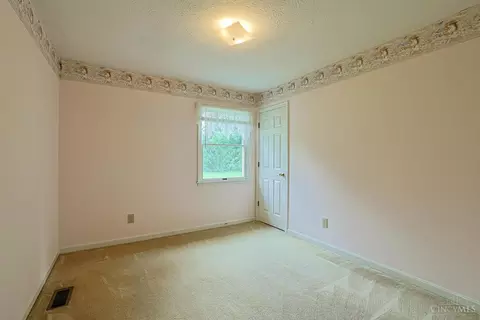 Bedroom - 1902 Sandcliff Dr, Cincinnati, OH 45255 photo 5 of 6