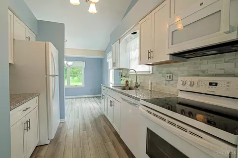 Kitchen - 1902 Sandcliff Dr, Cincinnati, OH 45255 photo 2 of 2