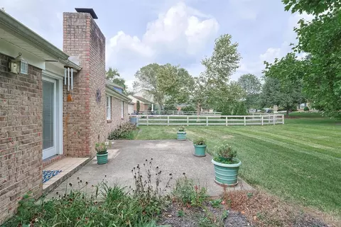 Exterior - 1902 Sandcliff Dr, Cincinnati, OH 45255 photo 5 of 10