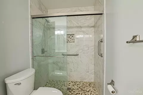 Bath - 1902 Sandcliff Dr, Cincinnati, OH 45255 photo 2 of 4
