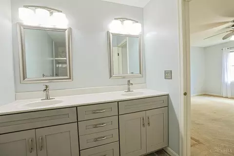 Bath - 1902 Sandcliff Dr, Cincinnati, OH 45255 photo 3 of 4