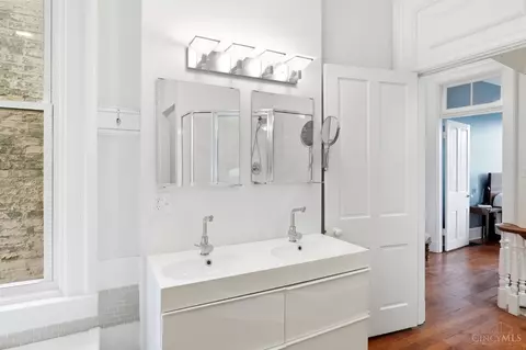Bath - 524 Liberty Hl, Cincinnati, OH 45202 photo 5 of 13