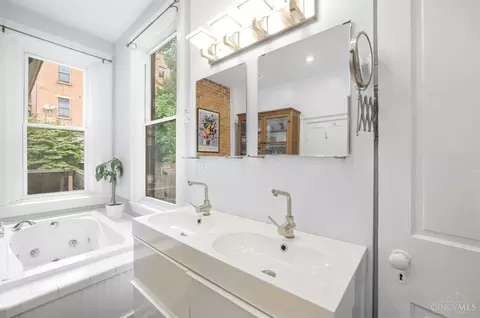 Bath - 524 Liberty Hl, Cincinnati, OH 45202 photo 6 of 13