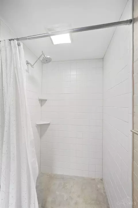 Bath - 524 Liberty Hl, Cincinnati, OH 45202 photo 3 of 13