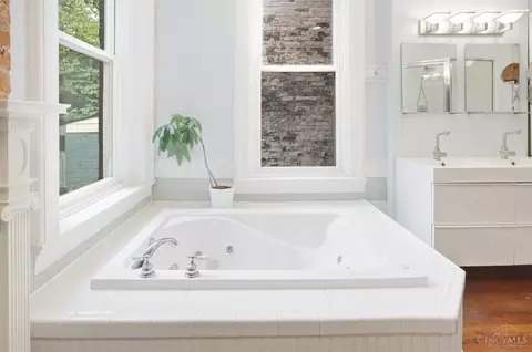 Bath - 524 Liberty Hl, Cincinnati, OH 45202 photo 8 of 13