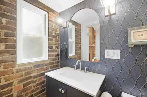 Bath - 524 Liberty Hl, Cincinnati, OH 45202 photo 2 of 13