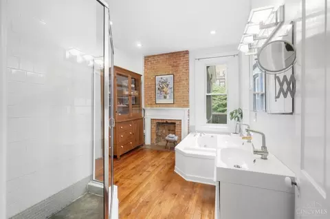 Bath - 524 Liberty Hl, Cincinnati, OH 45202 photo 4 of 13