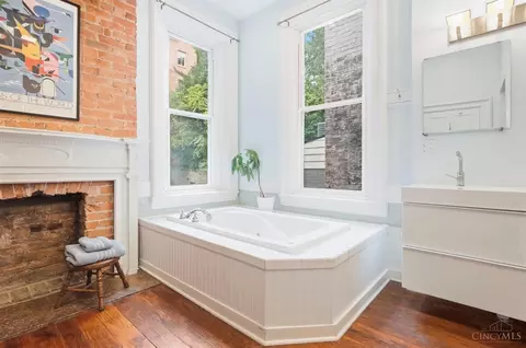Bath - 524 Liberty Hl, Cincinnati, OH 45202 photo 7 of 13