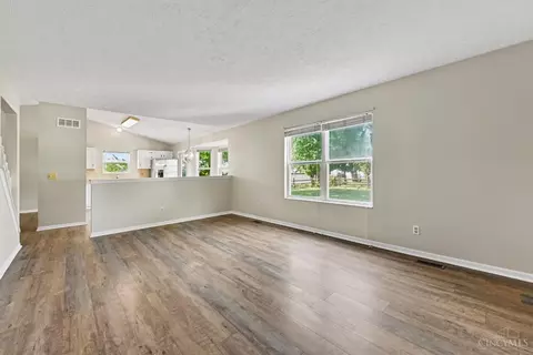 Living - 682 Bobolink Ct, Cincinnati, OH 45244 photo 5 of 7