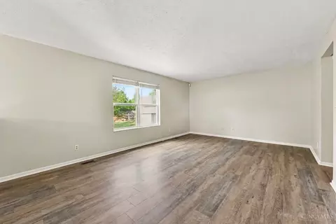 Living - 682 Bobolink Ct, Cincinnati, OH 45244 photo 6 of 7
