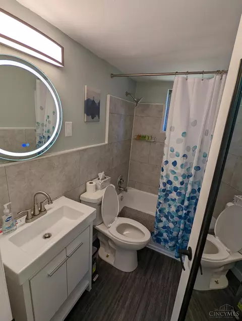 Bath - 2543 Vera Ave, Golf Manor, OH 45237 photo 3 of 4