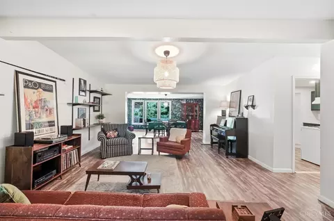 Living - 9084 Arrowhead Ct, Cincinnati, OH 45231 photo 6 of 10