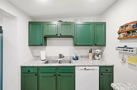 Kitchen - 9084 Arrowhead Ct, Cincinnati, OH 45231 photo 7 of 8