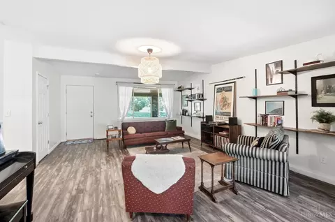 Living - 9084 Arrowhead Ct, Cincinnati, OH 45231 photo 4 of 10