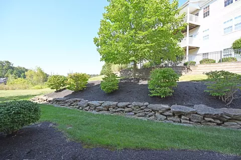 Exterior - 5425 Michelles Oak Ct, Cincinnati, OH 45248 photo 5 of 9