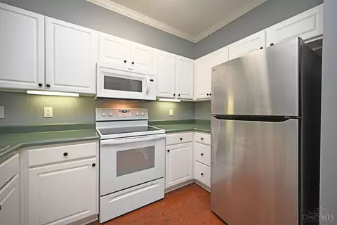 Kitchen - 5425 Michelles Oak Ct, Cincinnati, OH 45248 photo 4 of 6