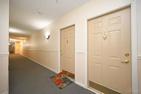 Entry Way - 5425 Michelles Oak Ct, Cincinnati, OH 45248 photo 2 of 3