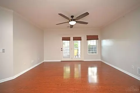 Living - 5425 Michelles Oak Ct, Cincinnati, OH 45248 photo 2 of 5