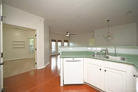 Kitchen - 5425 Michelles Oak Ct, Cincinnati, OH 45248 photo 5 of 6