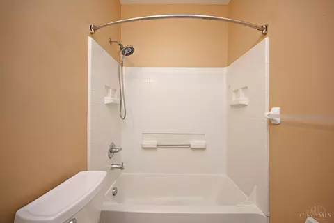 Bath - 5425 Michelles Oak Ct, Cincinnati, OH 45248 photo 5 of 5