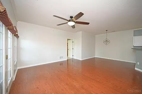 Living - 5425 Michelles Oak Ct, Cincinnati, OH 45248 photo 4 of 5