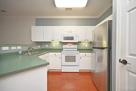 Kitchen - 5425 Michelles Oak Ct, Cincinnati, OH 45248 photo 2 of 6