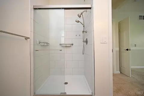 Bath - 5425 Michelles Oak Ct, Cincinnati, OH 45248 photo 3 of 5