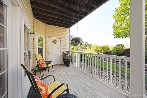 Exterior - 5425 Michelles Oak Ct, Cincinnati, OH 45248 photo 4 of 9