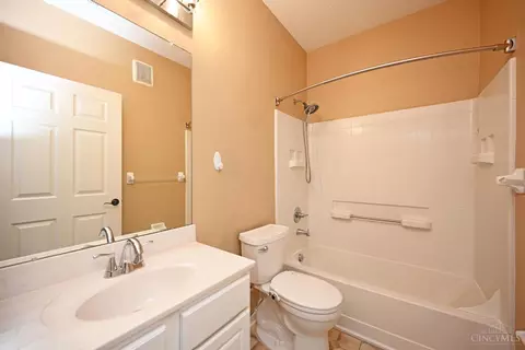 Bath - 5425 Michelles Oak Ct, Cincinnati, OH 45248 photo 4 of 5