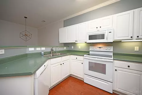 Kitchen - 5425 Michelles Oak Ct, Cincinnati, OH 45248 photo 3 of 6
