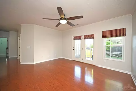 Living - 5425 Michelles Oak Ct, Cincinnati, OH 45248 photo 3 of 5
