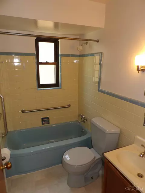 Bath - 4644 Rapid Run Ave, Cincinnati, OH 45238 photo 4 of 5