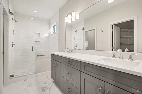 Bath - 533 Ringgold St, Cincinnati, OH 45202 photo 2 of 4