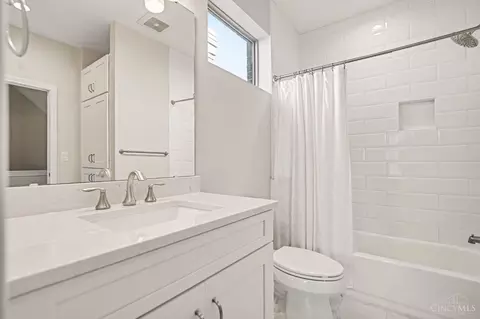 Bath - 533 Ringgold St, Cincinnati, OH 45202 photo 3 of 4