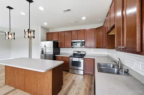 Kitchen - 692 Hafton Ct, Maineville, OH 45039 photo 2 of 5