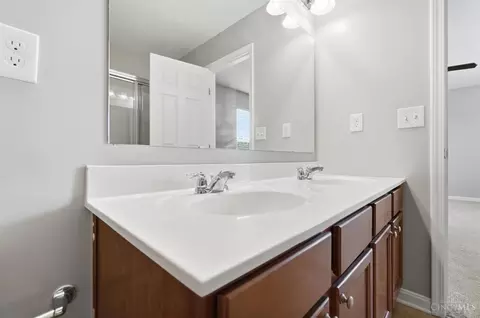 Bath - 692 Hafton Ct, Maineville, OH 45039 photo 3 of 5