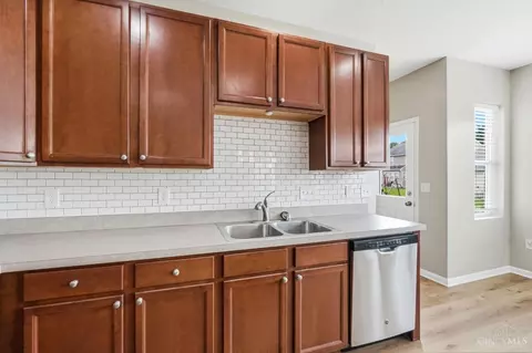 Kitchen - 692 Hafton Ct, Maineville, OH 45039 photo 4 of 5