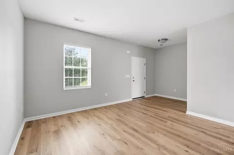 Living - 692 Hafton Ct, Maineville, OH 45039 photo 3 of 8